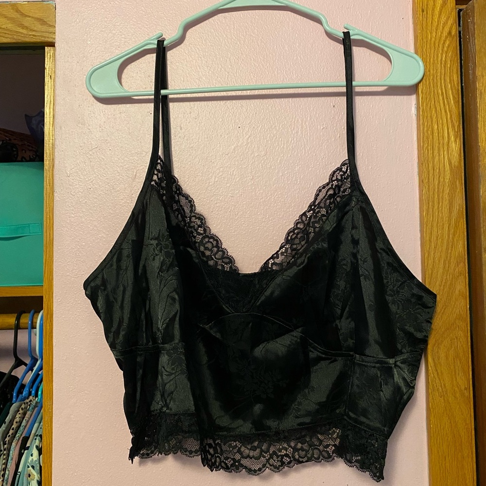 Black Floral Lace Trim Satin Cami Crop Top 4x Shein